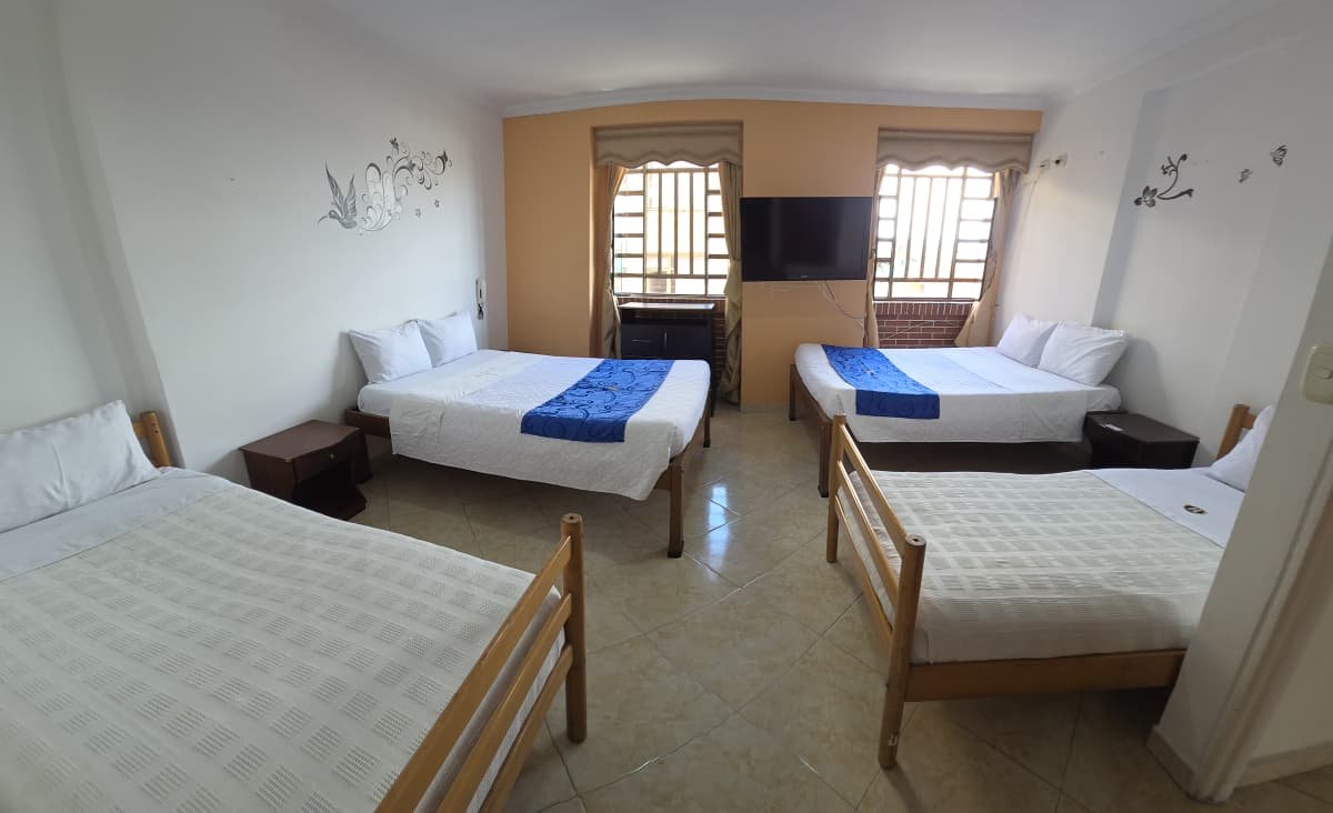 Habitación con varias camas en Hotel Dorado Real